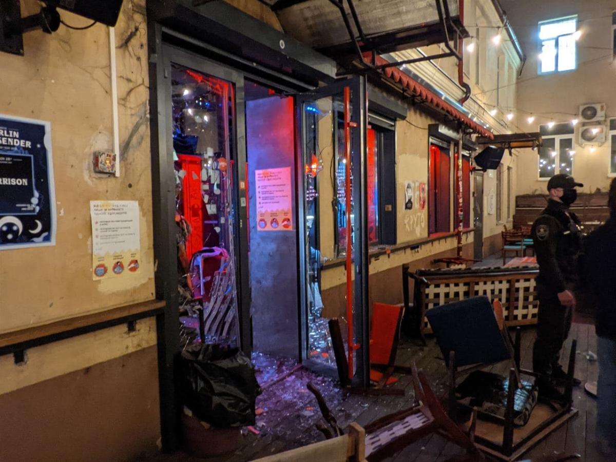 Ультраправі влаштували погром у барі "Хвильовий" / фото TELEGRAM-КАНАЛ ВПП
