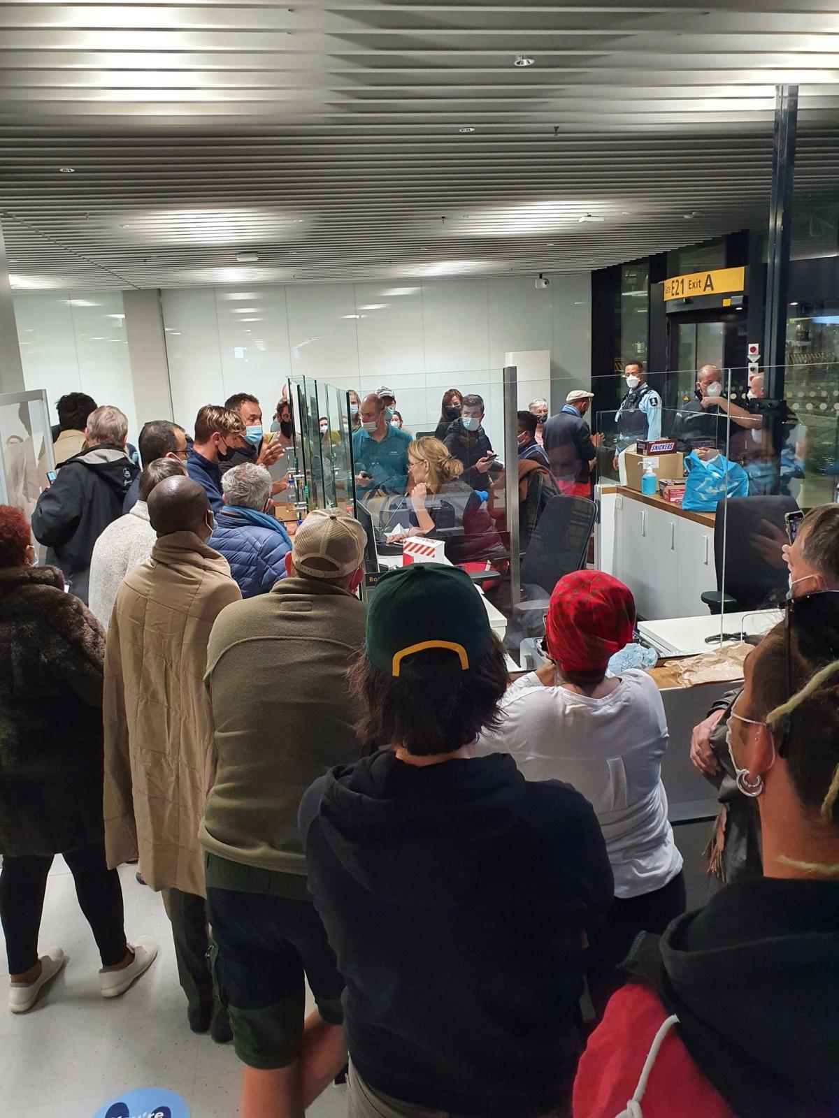 Пасажири чекають на COVID-тест у аеропорту Схіпхол / фото REUTERS