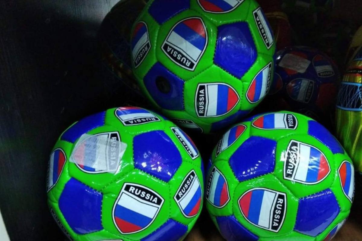 У столиці продавалися футбольні м’ячі з символікою РФ, дізнався активіст / фото t.me/ssternenko