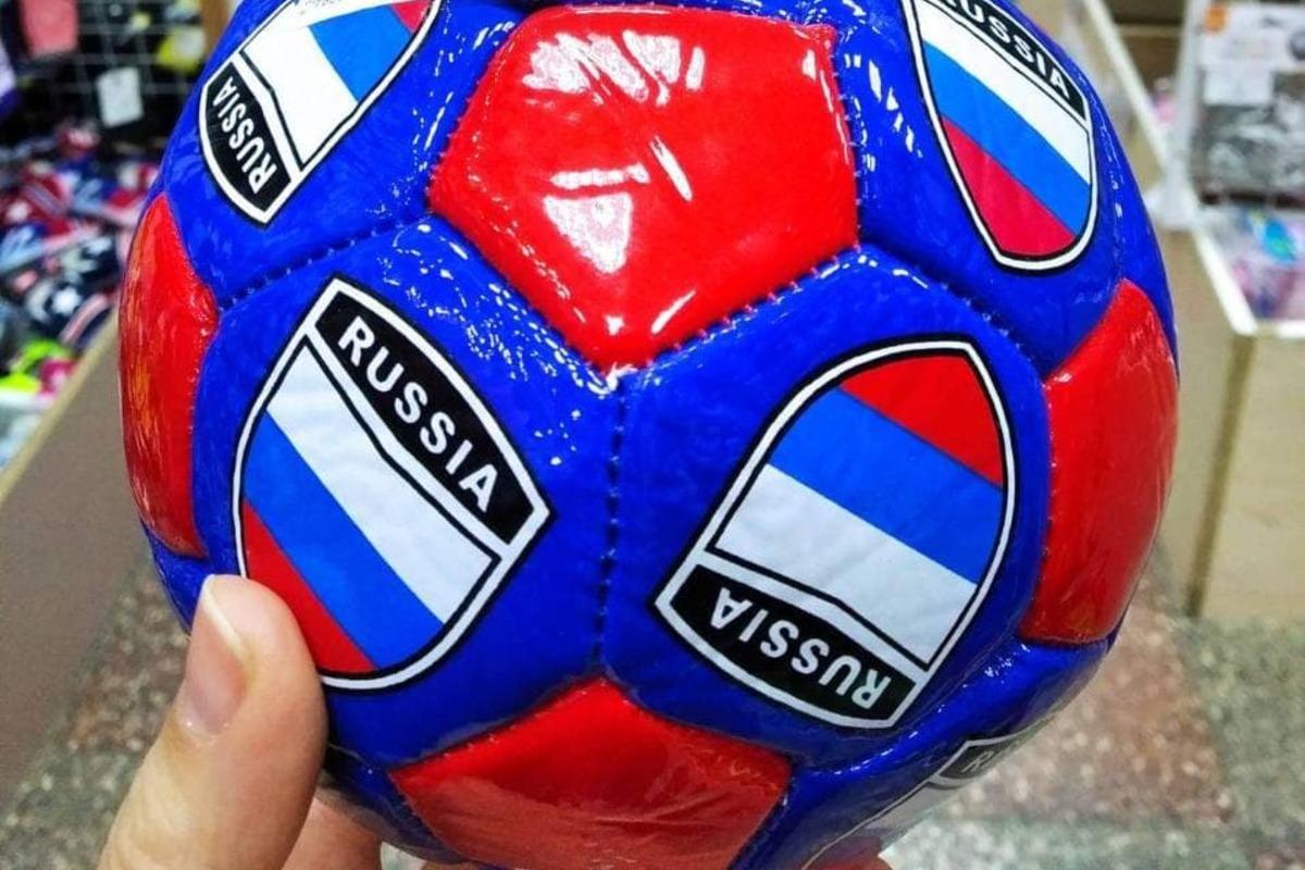 В Киеве продавались футбольные мячи с символикой РФ, поделился Сергей Стерненко / фото t.me/ssternenko
