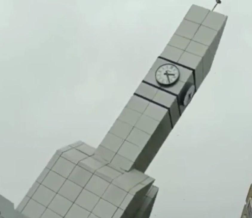 В Турции ураганный ветер обвалил башню с часами / скриншот