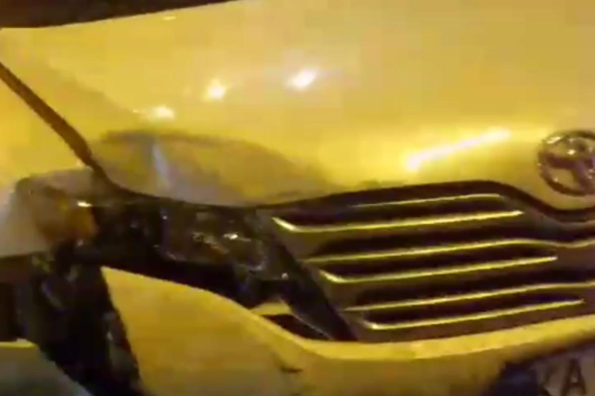 В Киеве водитель на Toyota пытался убежать от полицейских и разбил много машин / скриншот