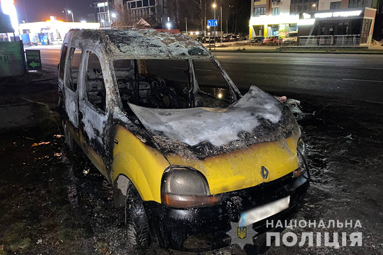 У Тернополі чоловік підпалював та трощив чужі авто / фото прес-служба Тернопільської області
