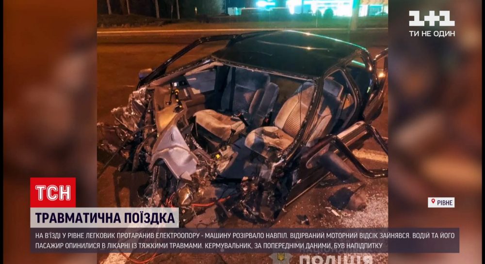 В Ривному на въезде в город легковушка протаранила электростолб и ...