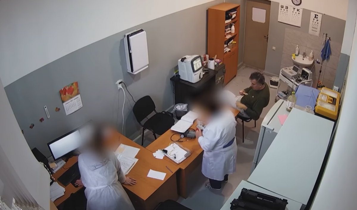 В Грузии показали видео, на котором Саакашвили принимает пищу