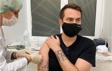 "Куда губернатор смотрит?": в России чиновник с тату сделал прививку от COVID-19 и нарвался на хейт