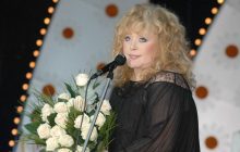Аллу Пугачеву в мини-платье застукали с другим мужчиной