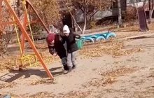 В Запорожье бабушка насильно заставляла внучку кататься на качелях и била (видео)