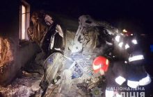 На Прикарпатті легковик посеред ночі розніс подвір'я та пробив діру в стіні будинку (фото, відео)