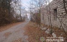 Поклали в пакет і викинули на покинутому заводі: в Тернопільській області знайшли немовля (фото)