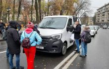 В центре Киева "антивакцинаторы" развернули авто с бочкой: опасаются, что в ней ядовитое вещество (фото)