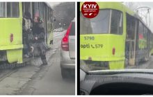 Конфликт контролера с безмасочником в киевском трамвае попал на видео