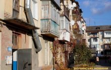 Бегала голой и бросалась на соседей: СМИ узнали о матери умершей от отравления девочки на Волыни