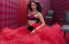 Популярная супермодель снялась в "рождественском" белье от Victoria’s Secret  (видео)