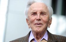 "Вона була скуйовджена та засмучена": покійного актора Кірка Дугласа звинуватили у зґвалтуванні