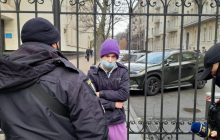 "Мамо, мамо, мені ж є вісімнадцять?": з акції біля ОП поліція спровадила неповнолітнього (фото, відео)