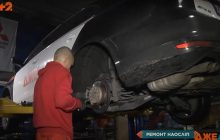 Незвичайний механік працює у київській майстерні: він осліп у 17 років та ремонтує авто на дотик (відео)