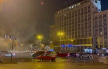 У центрі Києва напівголі хлопці влаштували стрілянину феєрверком посеред дороги (відео)