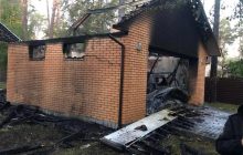 "Перестарались": под Киевом сожгли дом и гараж с машинами популярного блогера (видео)