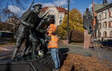 В Кракове памятник Пилсудскому покрасили в сине-желтый цвет: это могли сделать не украинцы