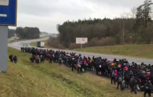 Идут колонной по дороге: сотни мигрантов из Беларуси отправились на "штурм" польской границы (видео)