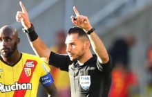 Арбитр случайно нокаутировал футболиста в матче чемпионата Франции (видео)