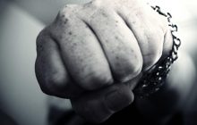 Месть за "приколы": в России пенсионер избил школьника-соседа (видео)