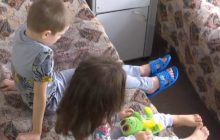 На Житомирщине горе-мать бросила маленьких детей в запертой квартире и не захотела возвращаться (видео)