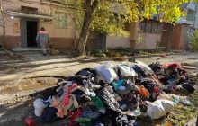 Залазила в квартиру через балкон: в Одессе из жилья женщины вывезли три самосвала мусора (фото)