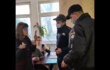 "Служите за три копейки неизвестно кому": на Кировоградщине учительница-антивакцинаторша назвала копов членами "банды"