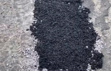 В Киеве женщине не понравилась "залатанная" яма на дороге - она взяла лопату в руки и решила вопрос (видео)