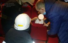 Спасателям пришлось вызволять мальчика из кресла кинотеатра (фото)
