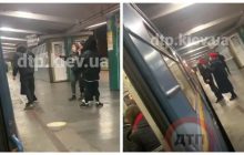 Пьяные подростки устроили странную выходку в киевском метро: в сети показали видео