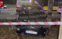 Водителю стало плохо за рулем: в Киеве такси въехало в дерево (видео)