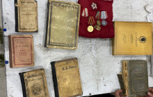 Украинец пытался вывезти за границу старинные картины, медали и орден (фото)