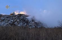 На Харьковщине более суток тушат пожар на свалке, процесс осложняет значительное задымление (фото)