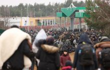 На границе Беларуси и Польши сотни мигрантов с палками ринулись на штурм ограждения (фото, видео)