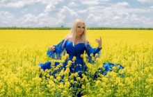 "Вы уверены, что ей за 60?": мама Балана поразила сеть зажигательными танцами на каблуках