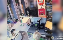 Грабитель-неудачник испугался камер на АЗС и внезапно сбежал: конфуз попал на видео