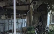 Прав не було, від тесту відмовився: у Криму горе-водій врізався в будівлю "селищної ради" (відео)