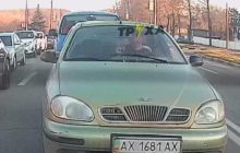 В Харькове мужчина брился прямо за рулем авто, стоя на светофоре (видео)