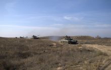 Морські піхотинці провели навчання неподалік Криму з авіацією та бойовою стрільбою: видовищні кадри