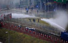 У Білорусі вирішили "прихистити" частину мігрантів у логістичному центрі (відео)