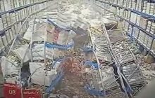 У російському Красноярську стелажі з алкоголем обвалилися прямо на голову працівника (відео)