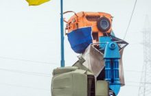 Під Одесою 10-метрового робота "змусили" дотримуватися масочного режиму (фото)