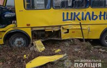 На Львовщине школьный автобус столкнулся с грузовиком: пострадали дети (фото)