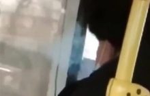 У російському Омську кондуктор закурив прямо в автобусі з пасажирами (відео)