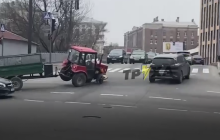 В Харькове трактор на ходу "потерял" колесо, но водитель не растерялся: появилось эпичное видео