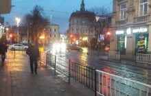 Моторошна ДТП у Львові: водій маршрутки збив на переході двох жінок й "протягнув" одну з них до кінцевої зупинки (фото, відео)