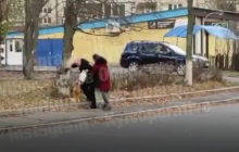 В Киеве неадекват пытался задушить собаку посреди улицы и набросился на прохожую (видео)